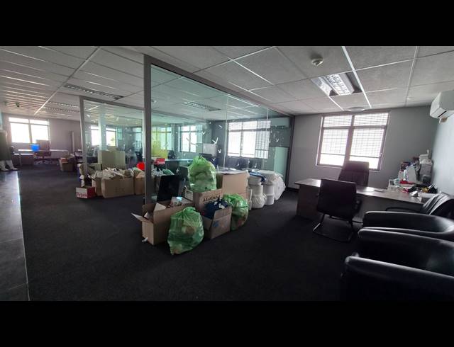 2,395M² WAREHOUSE TO LET IN JET PARK